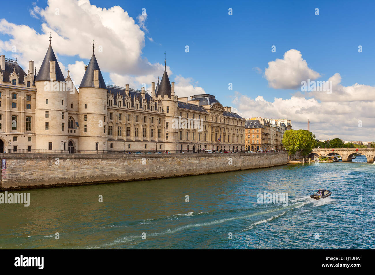 Vista di Conciergerie - ex carcere e parte dell'ex palazzo reale sulla riva del fiume Senna a Parigi, Francia. Foto Stock