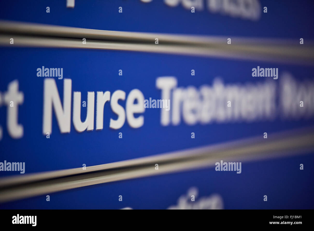 NHS National Health Service segni schede di digital signage le note informative reparti ospedalieri corridoi infermiere medici infermieri edificio p Foto Stock