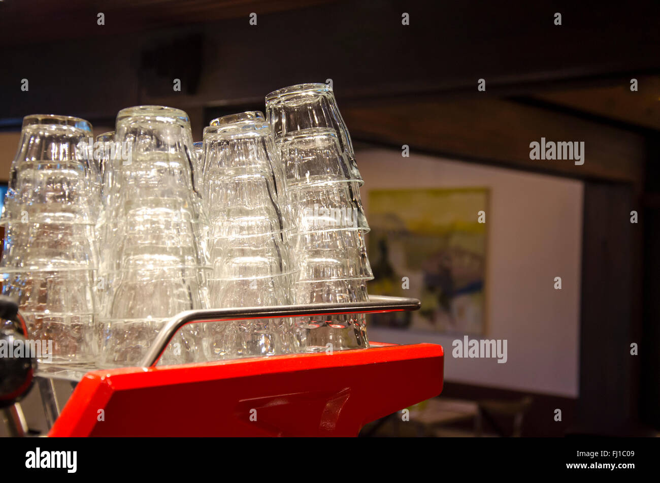 Bicchieri impilati sulla parte superiore di una macchina da caffè Foto Stock