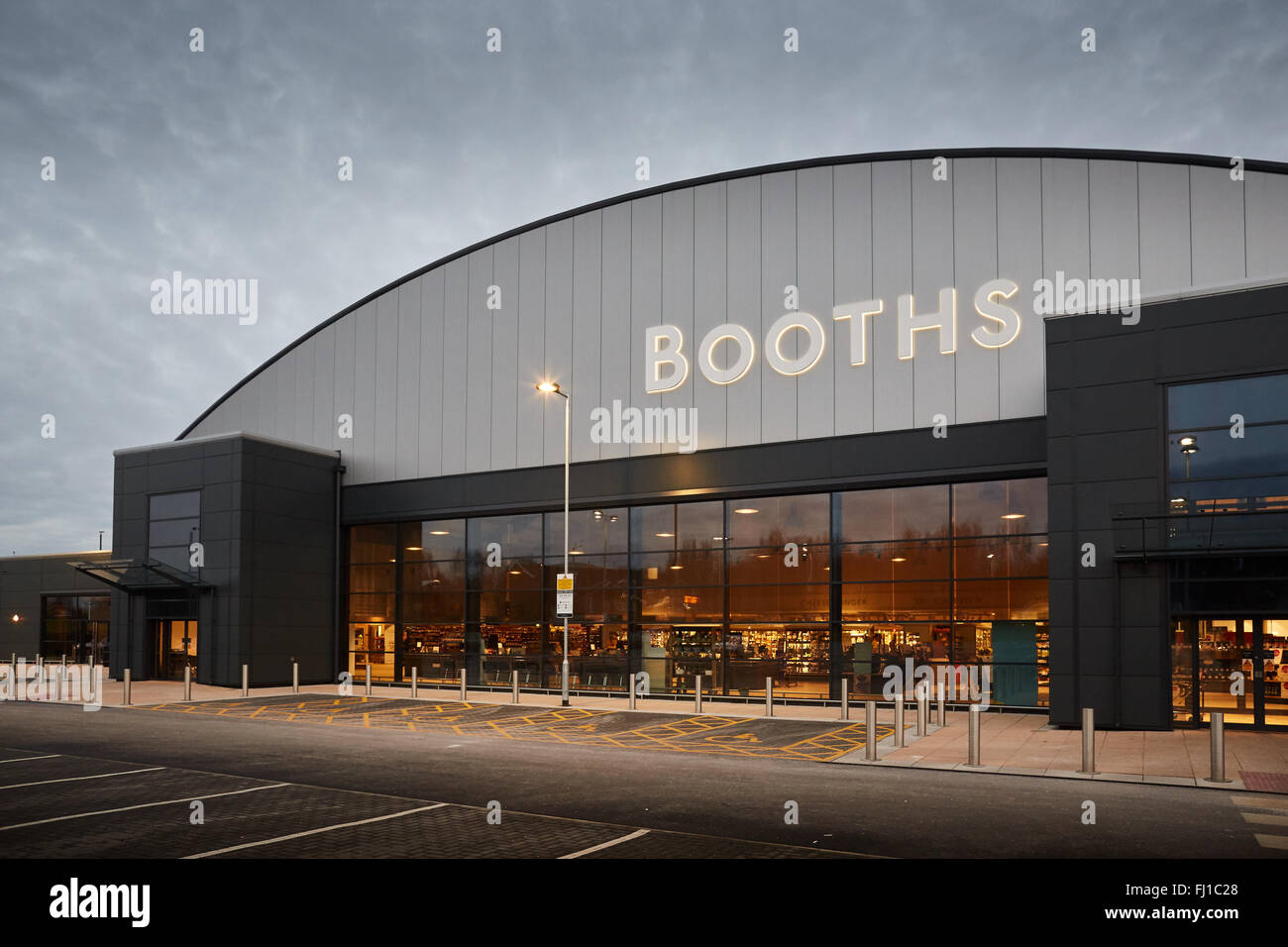 Supermercato cabine di moderno design architettura in Burscough negozi di shopping shopper store retail precinct supermercato rivenditore ri Foto Stock