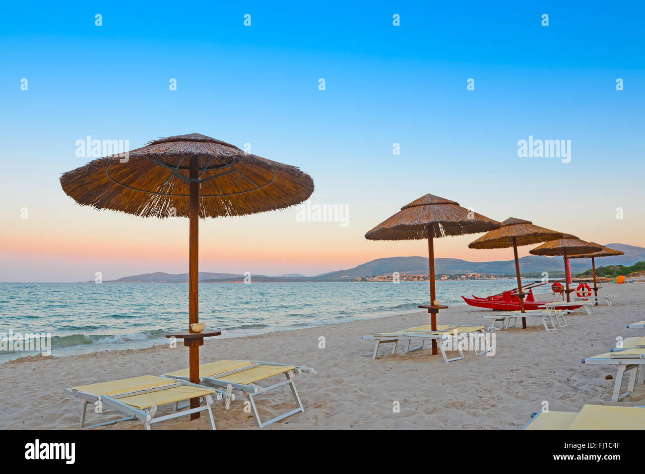 Ombrelloni In Riva Al Mare In Maria Pia Spiaggia Di Alghero