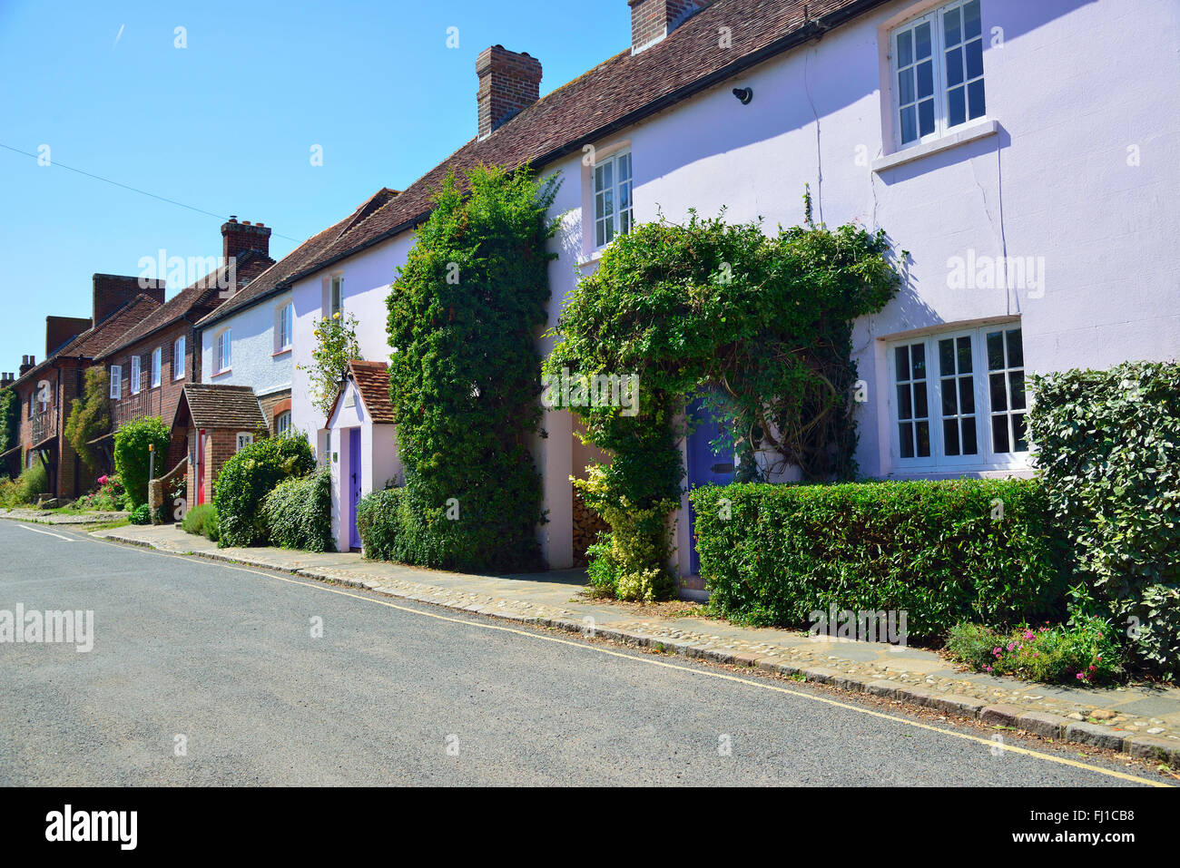 Bella fila di case nella strada principale attraverso il villaggio di Itchenor, sul porto di Chichester, West Sussex, Regno Unito, Inghilterra Foto Stock