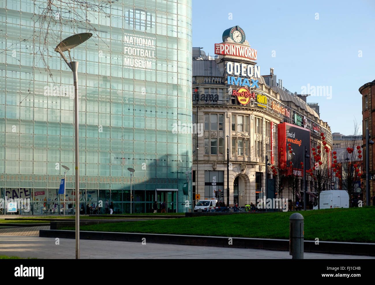 Manchester, Regno Unito - 16 Febbraio 2016: Cartellonistica promozionale al di sopra di Printworks urban entertainment venue adiacente al piede nazionale Foto Stock