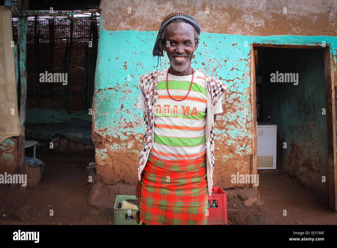 Un uomo Etiope pone con orgoglio nel Jinka con un Obama t shirt su di essa, con un enorme sorriso Foto Stock