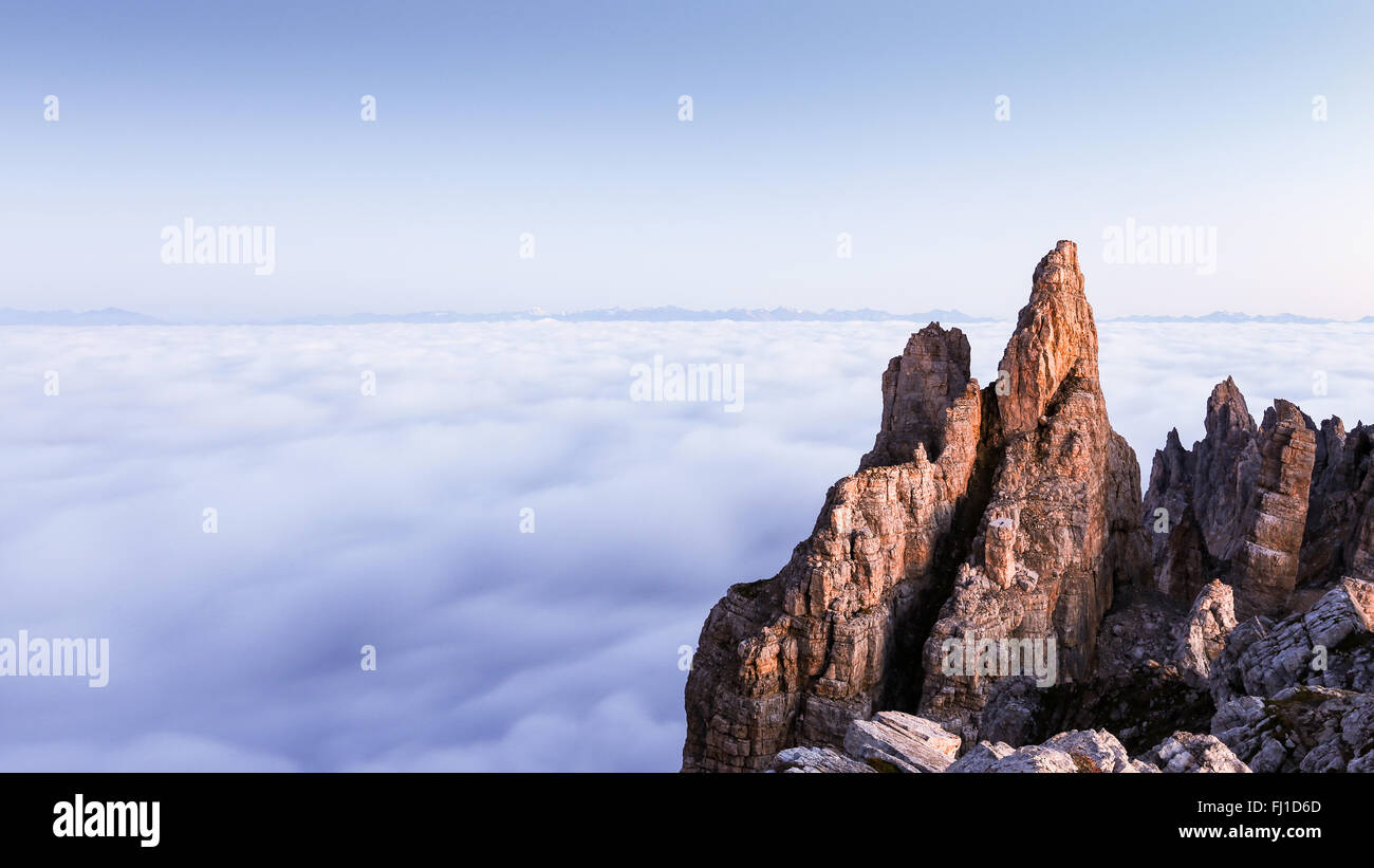 Le torri dolomitiche Latemar. Marea di nuvole all'alba sulle valli. Le Dolomiti del Trentino. Alpi Italiane. Suggestivo paesaggio montano. Europa. Foto Stock