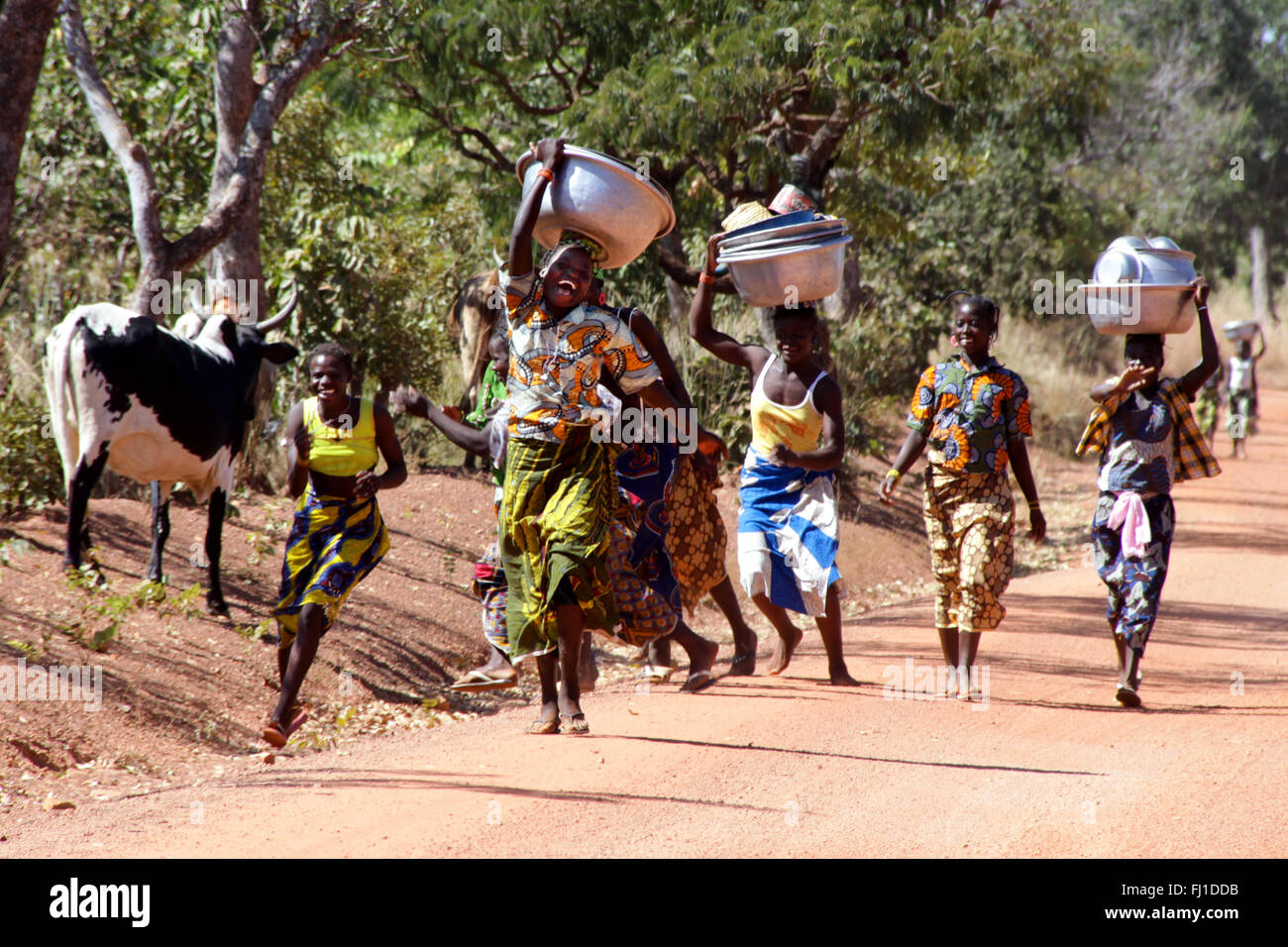 Un gruppo di ragazze sono felice e balli lungo la strada nei pressi di Bobo Dioulasso , Burkia Faso , Africa occidentale Foto Stock