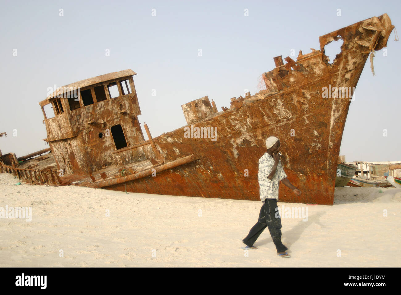 Vecchia ruggine rusty barca sulla spiaggia e porto tradizionale di Nouakchott , Mauritania Foto Stock