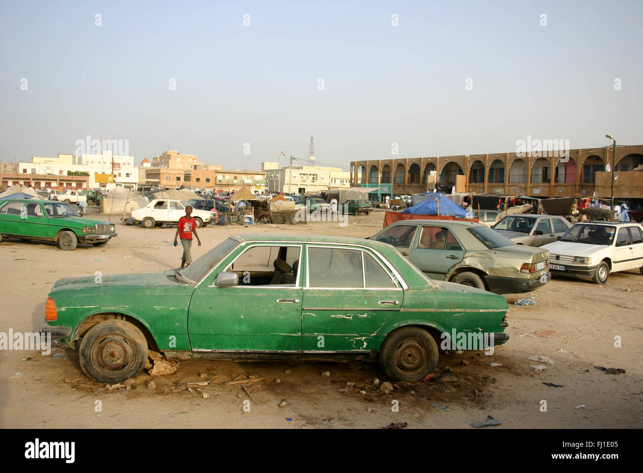 Nouakchott , centro marché Capitale e parcheggio auto Foto Stock