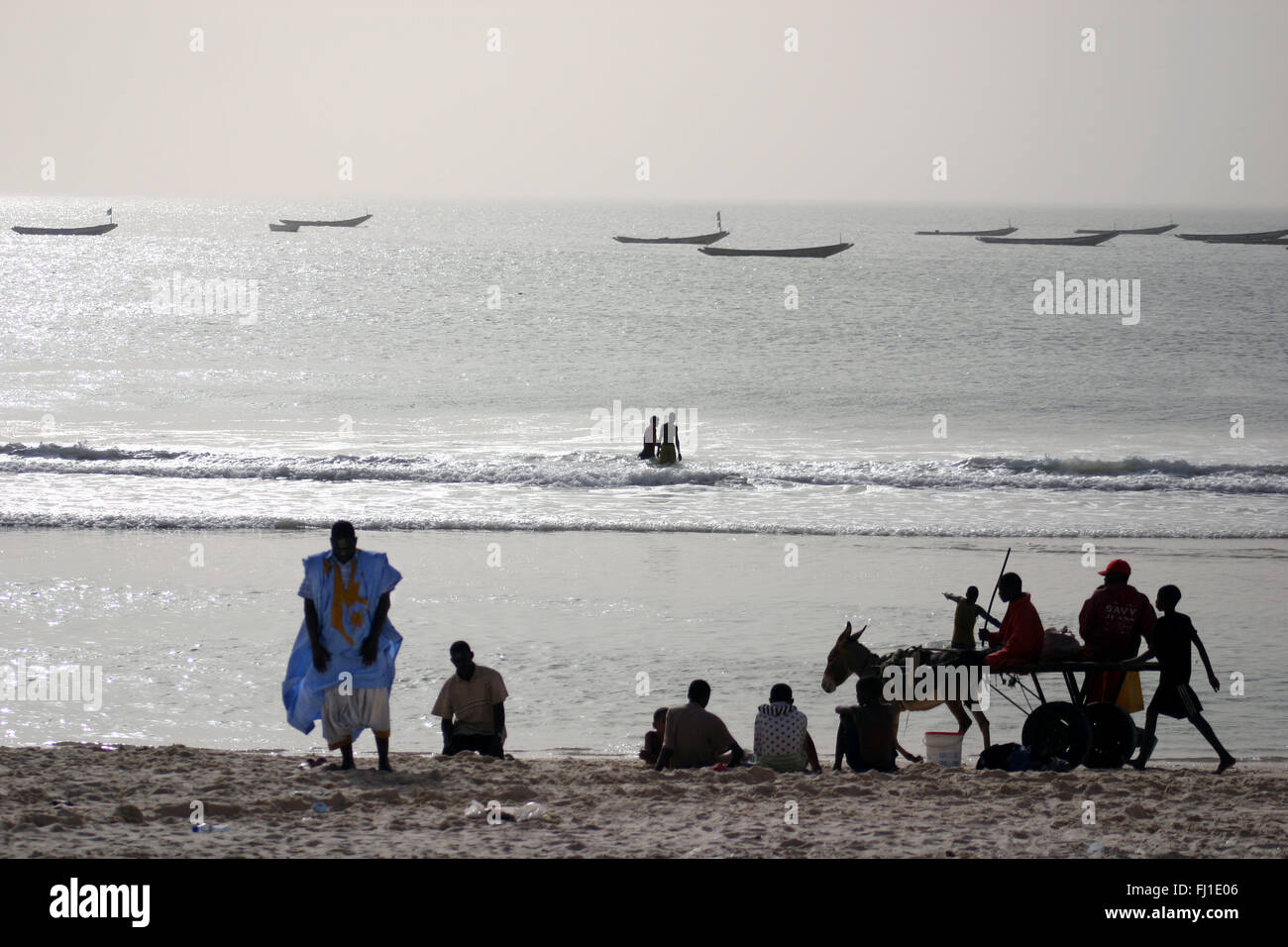 La gente di barche e canoe sulla spiaggia e porto tradizionale di Nouakchott , Mauritania Foto Stock