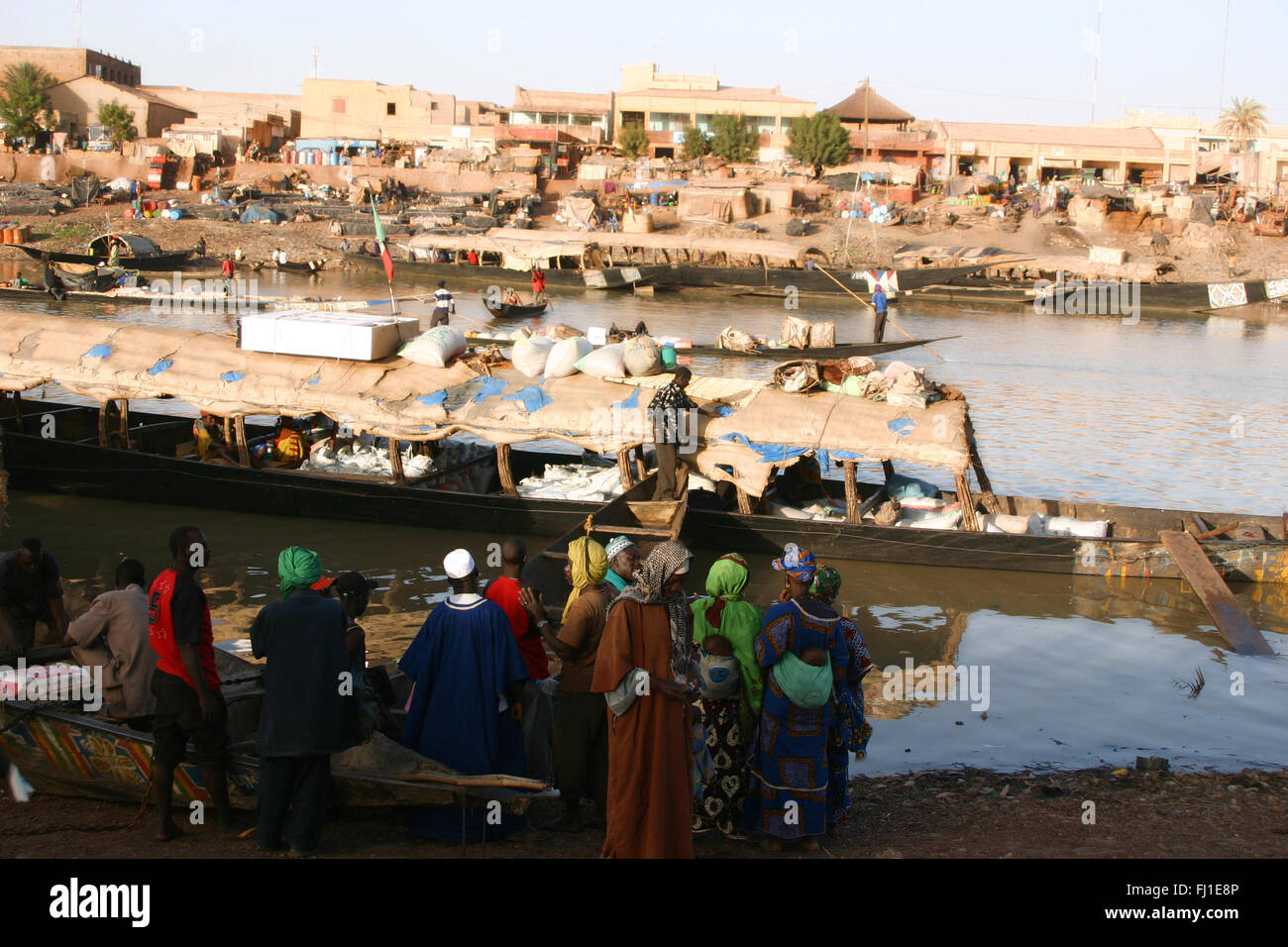 Barche e canoe nel porto di Mopti , Mali Foto Stock