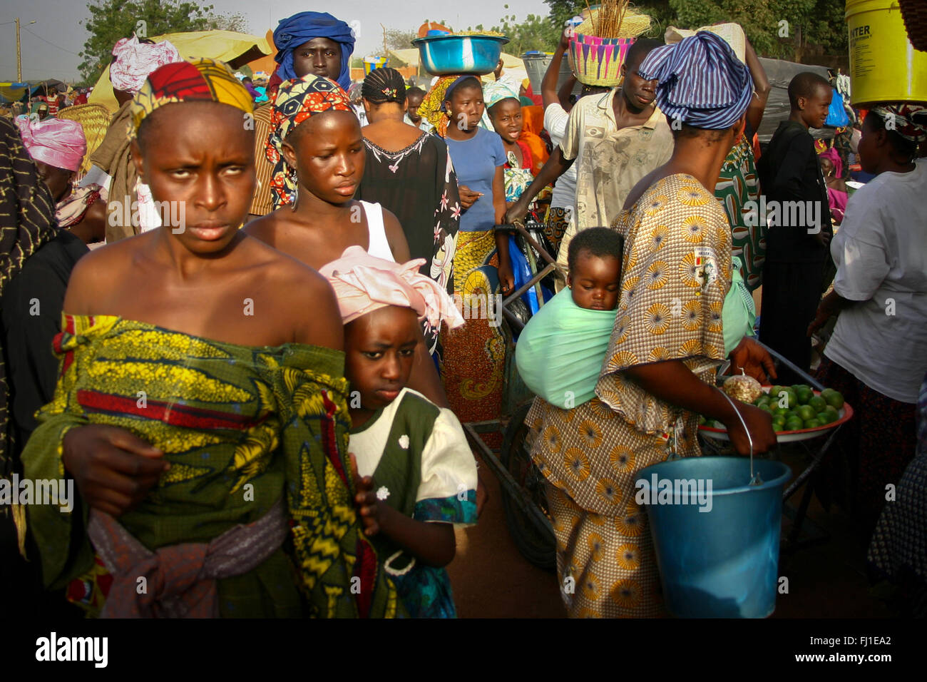 La folla in mercato Segou, Mali Foto Stock