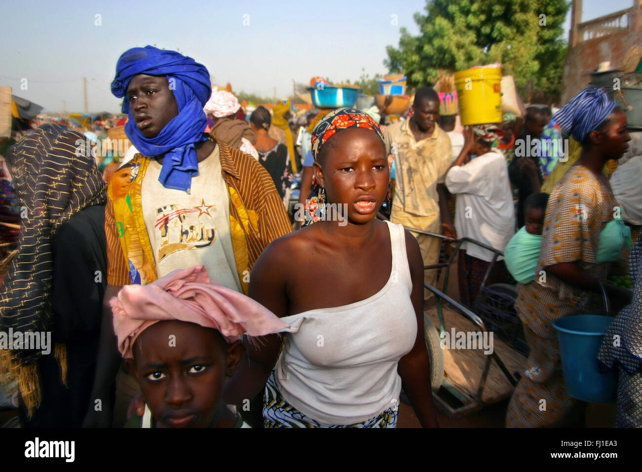 La folla in mercato Segou, Mali Foto Stock