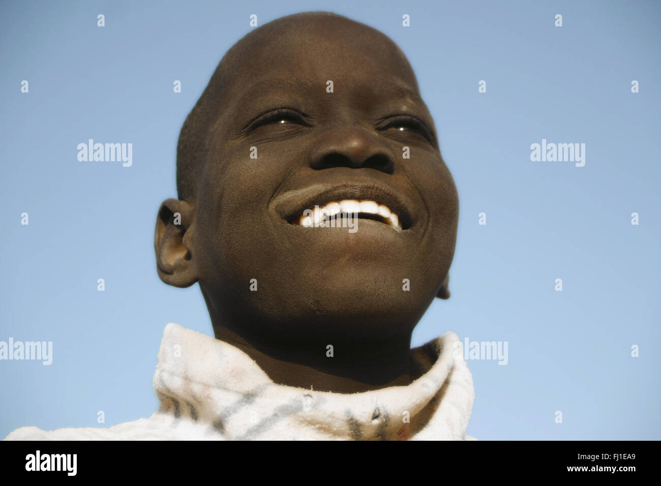 Mali incredibile stupefacente Ritratto di giovane nero maliano bambino guardando il cielo in Djenné , Mali Foto Stock