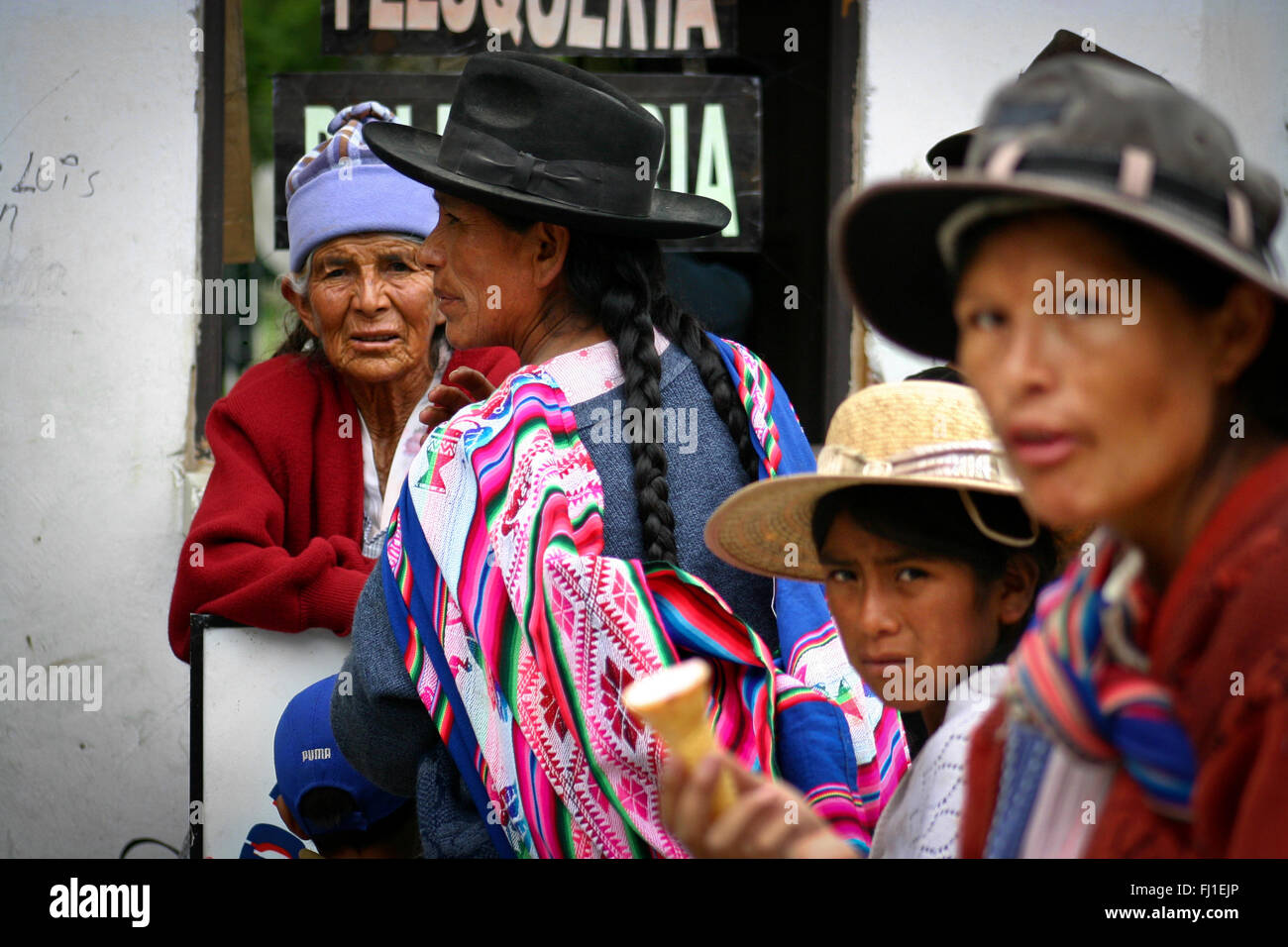 Il gruppo di donne e di donne in mezzo alla folla al mercato di Tarabuco in Bolivia - Fotografia di viaggio Foto Stock