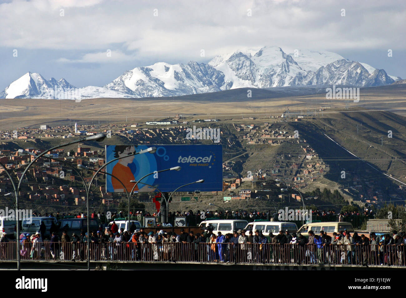 Sobborghi di La Paz in Bolivia , paesaggio con il traffico di persone e di Neve Montagne sul retro Foto Stock