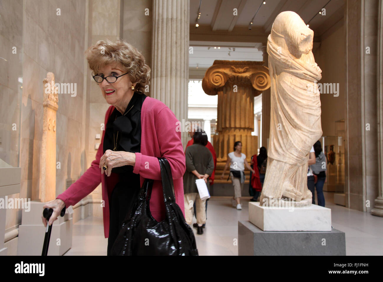 Donna visitando il Metropolitan Museum of Art MoMA, Manhattan New York City Foto Stock