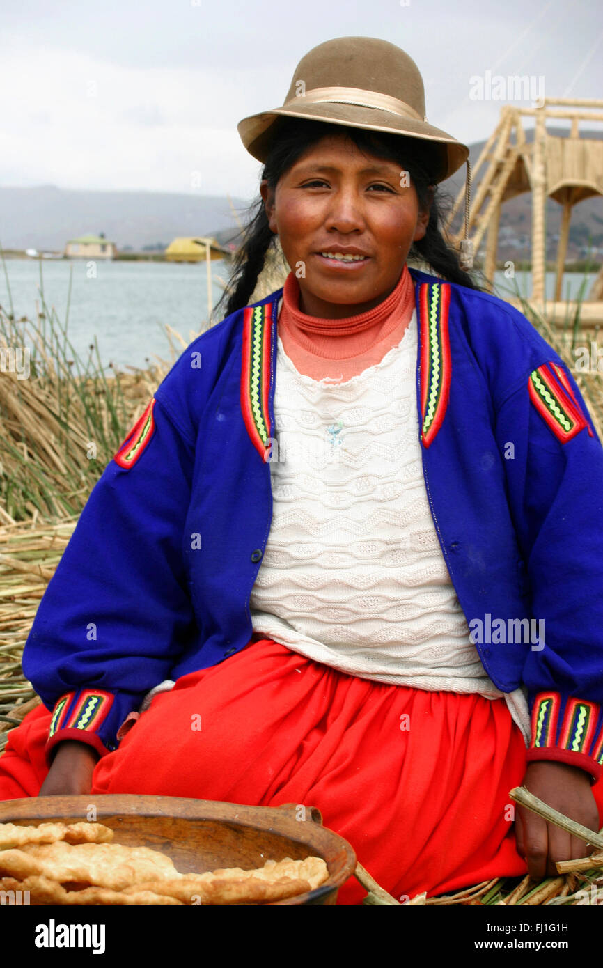 Ritratto Di Donna Peruviana con il tradizionale abito e cappello bowler ,  Lago Titicaca , Perù Foto stock - Alamy