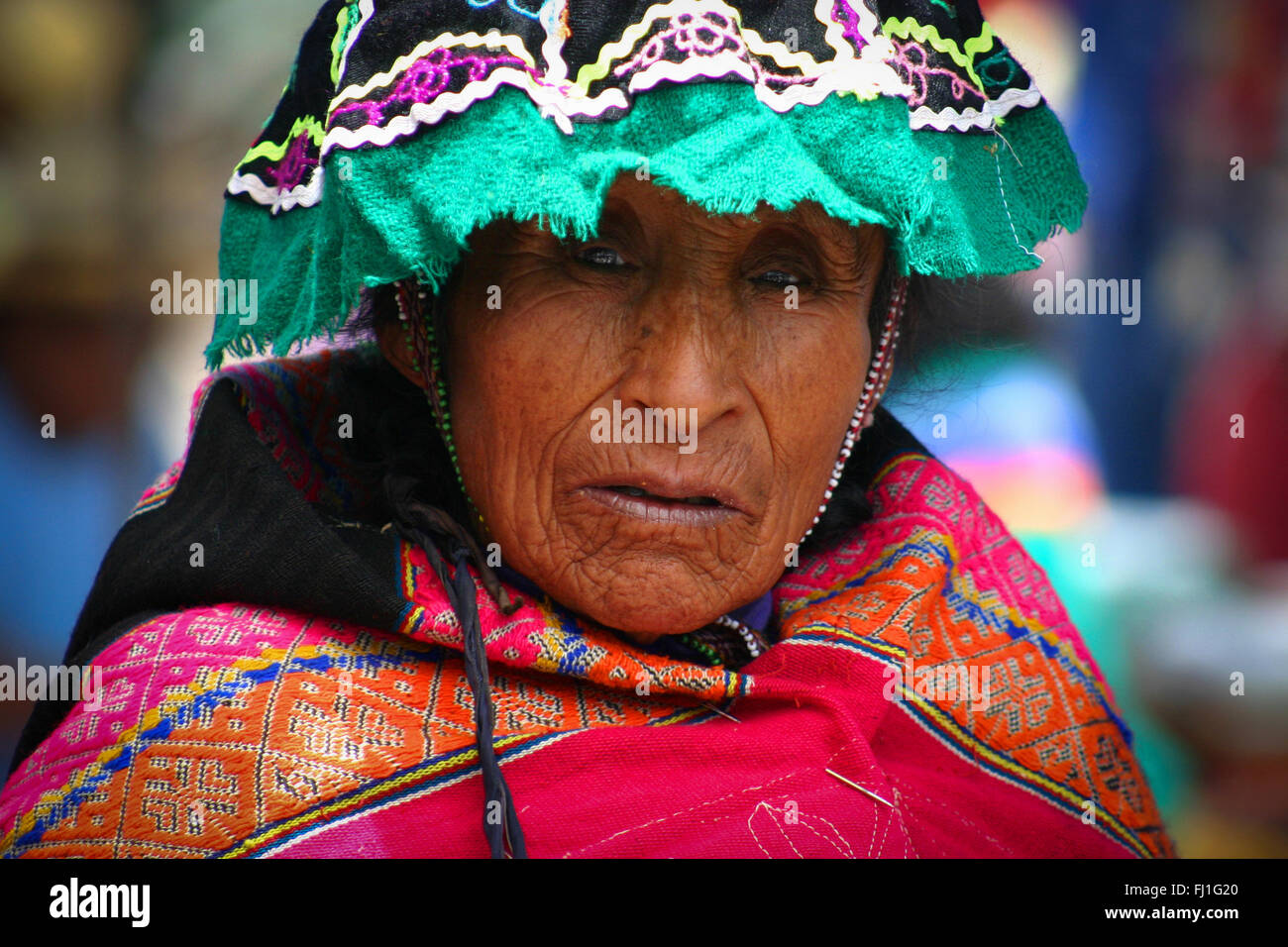 Ritratto Di Donna Peruviana con il tradizionale abito e cappello in Pisac Market, Perù Foto Stock