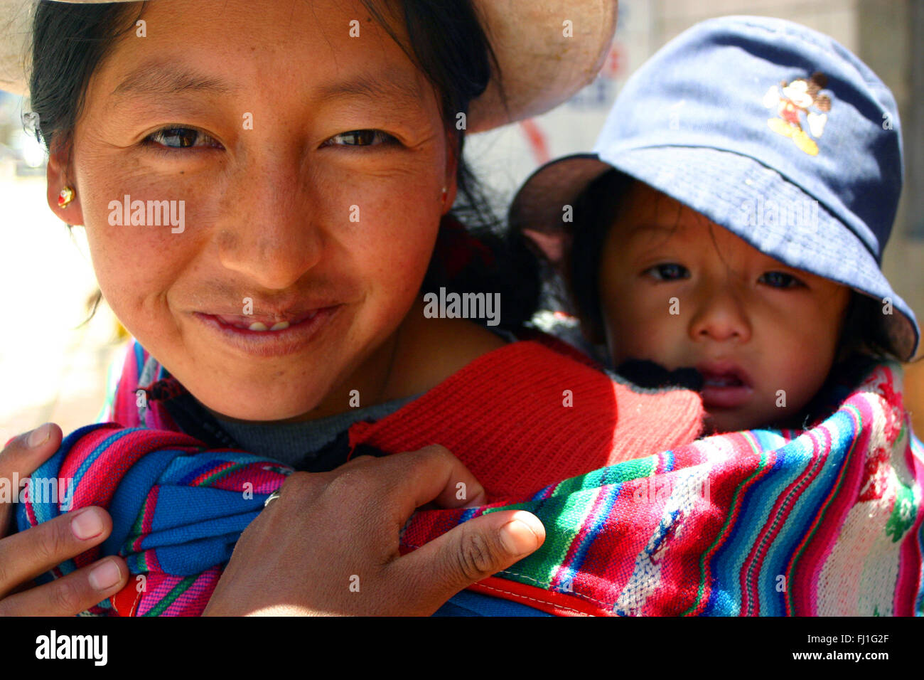 Ritratto di madre peruviana con il suo bambino a Cuzco Foto Stock