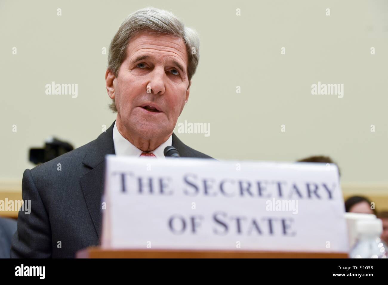 Stati Uniti Il segretario di Stato John Kerry durante testimonia davanti alla casa Commissione Affari Esteri sulla Capitol Hill Febbraio 25, 2016 a Washington, DC. Kerry è visualizzato a discutere l'amministrazione Obama 2017 bilancio federale richiesta. Foto Stock