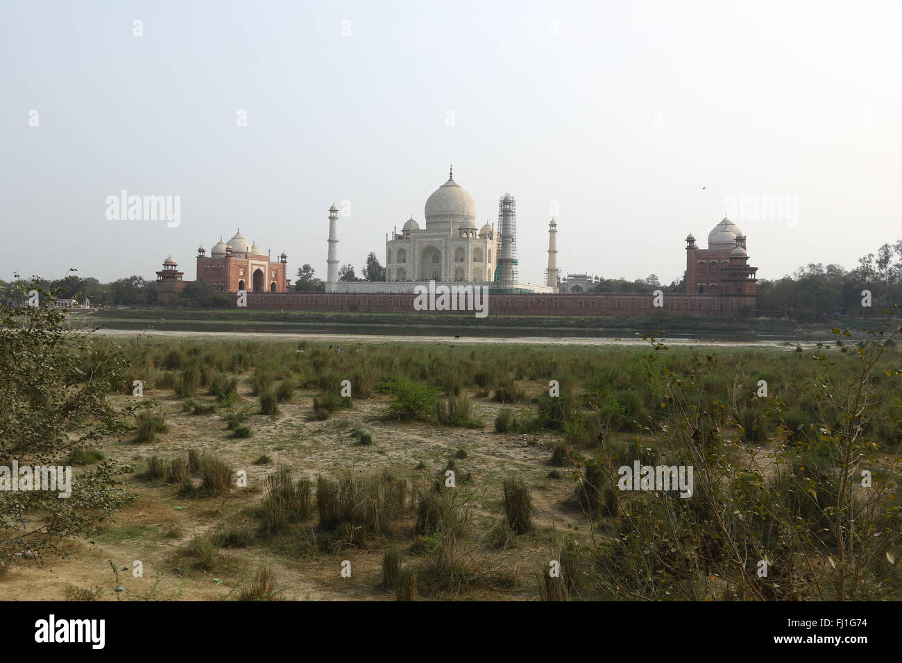 Questo è il retro del Taj Mahal dal lato opposto del fiume Yamuna Agra, India Foto di Palash Khan Foto Stock