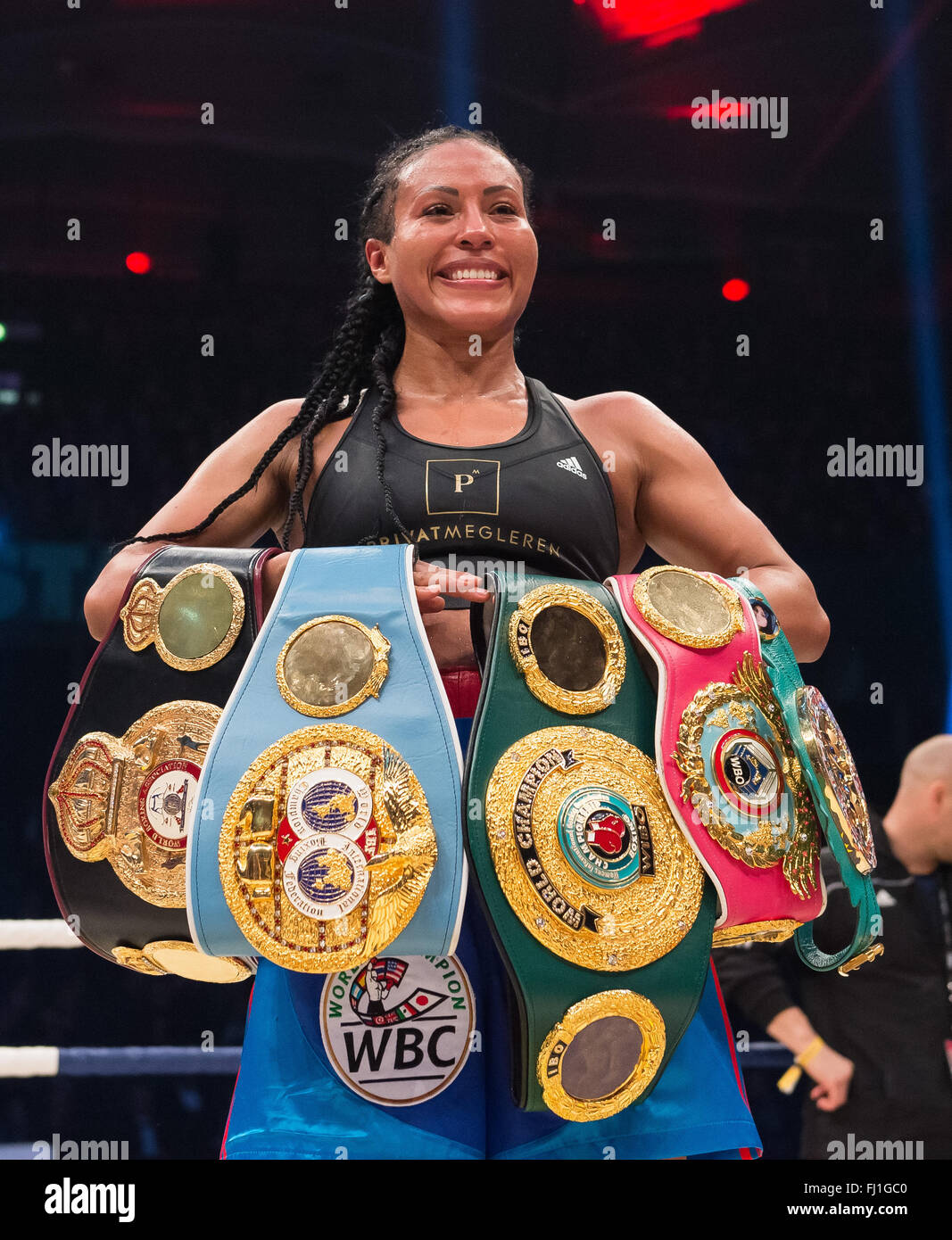 Halle, Germania. Il 21 febbraio, 2016. Cecilia Braekhus (Norvegia) pone con i suoi cinque del campionato del mondo di cinghie dopo la lotta contro Chris Namus (Uruguay) durante la WBC/wba/IBF/WBO welterweight femminile ai Campionati mondiali di boxe a Halle, Germania, 21 febbraio 2016. Cecilia Braekhus ha vinto dopo una decina di giri con un pieno punteggio. Foto: GUIDO KIRCHNER/dpa/Alamy Live News Foto Stock