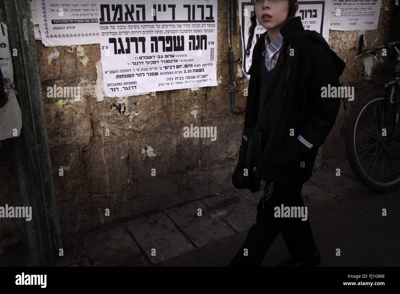 Ultra Orthdox popolo ebraico di Mea Shearim quartiere di Gerusalemme , Israele Foto Stock