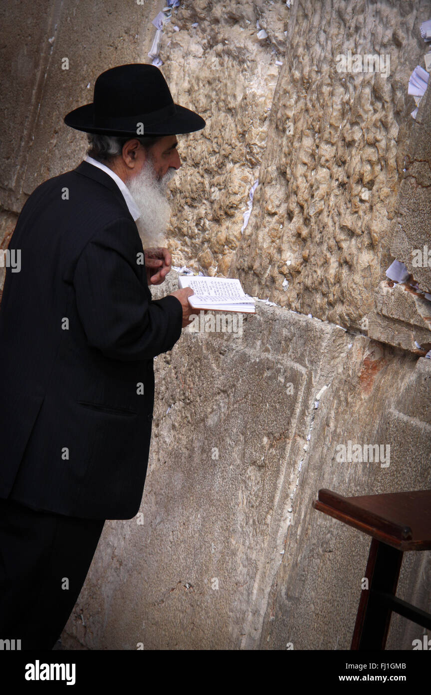 Il vecchio uomo ebraico pregando egli parete occidentale / il Muro del Pianto , Gerusalemme , Israele Foto Stock