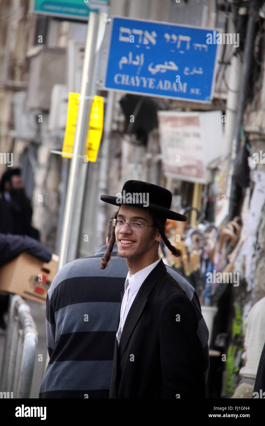 Ultra Orthdox popolo ebraico di Mea Shearim quartiere di Gerusalemme , Israele Foto Stock
