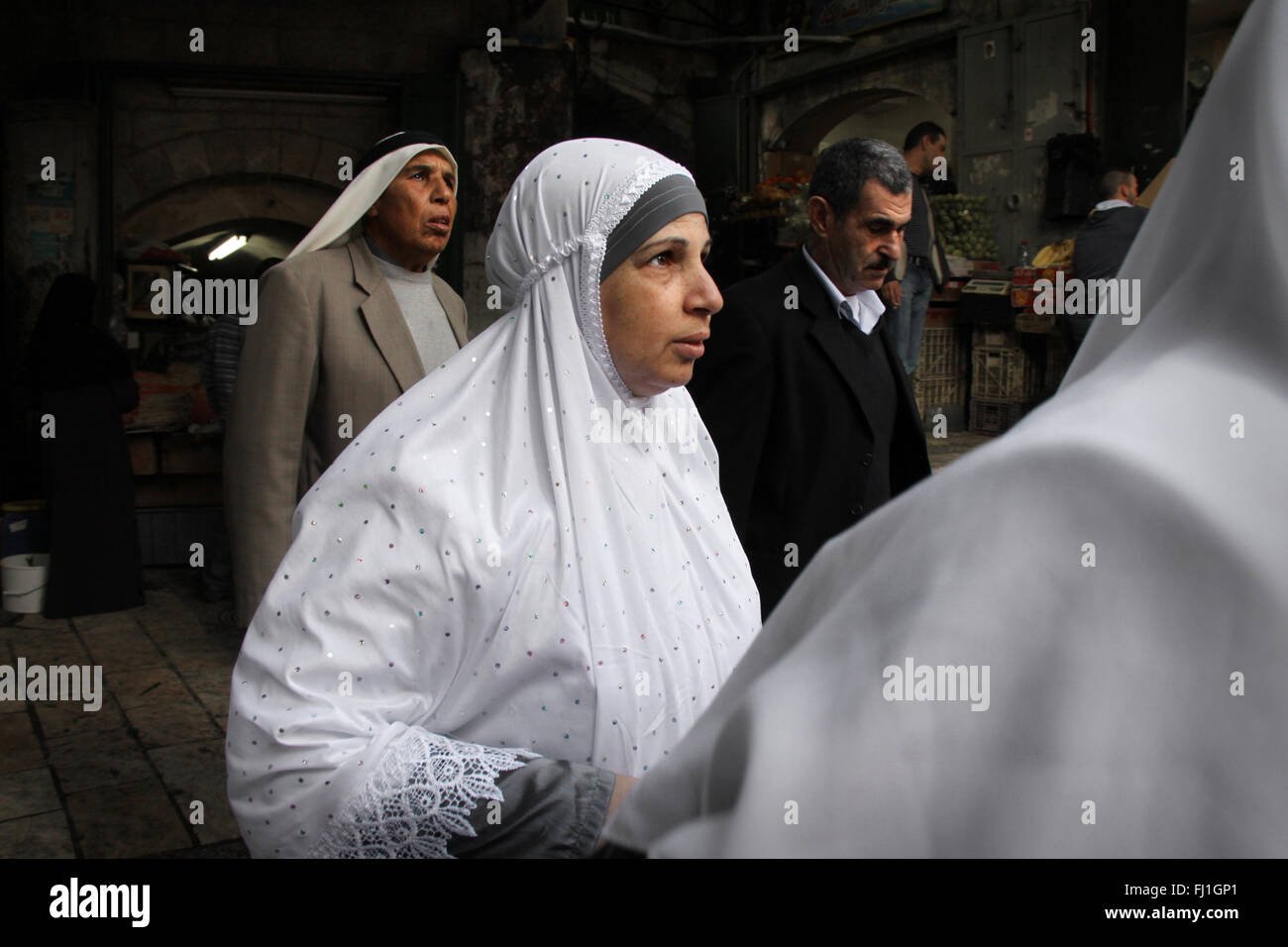 La gente araba / folla alla porta di Damasco , Gerusalemme la città vecchia , Israele Foto Stock