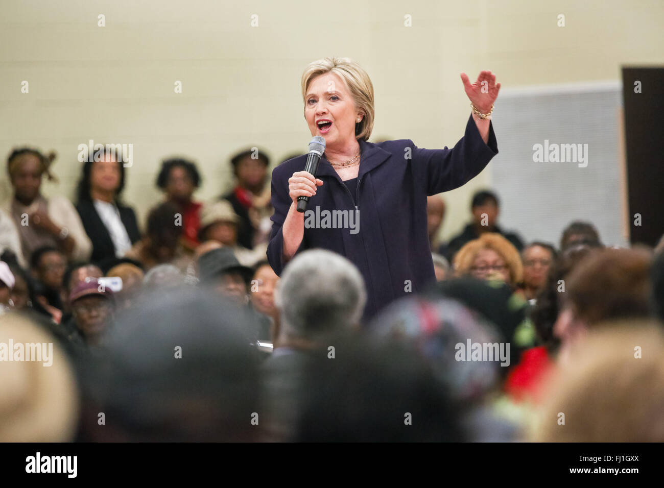 Candidato presidenziale democratico Hillary Rodham Clinton parla ai tifosi durante il corridoio di opportunità municipio Febbraio 25, 2016 in Kingstree, Carolina del Sud. Foto Stock