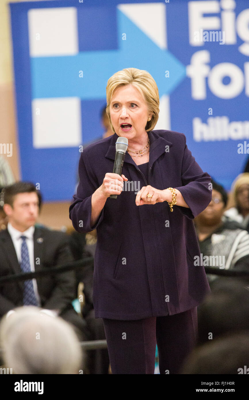 Candidato presidenziale democratico Hillary Rodham Clinton parla ai tifosi durante il corridoio di opportunità municipio Febbraio 25, 2016 in Kingstree, Carolina del Sud. Foto Stock