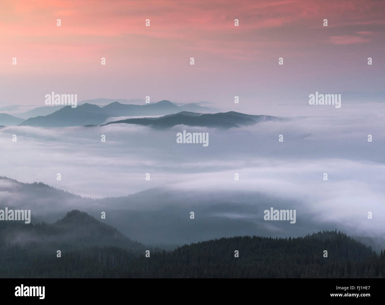 Foschia mattutina in montagna Foto Stock