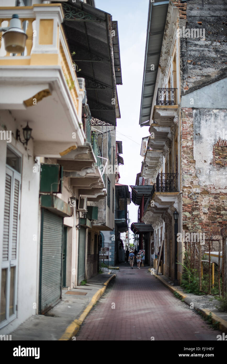 PANAMA CITY, Panama--edifici e architettura coloniale spagnola per le strade del centro storico Casco Viejo (San Felipe) distretto della città di Panama, Panama. La zona fu fondata nel XVII secolo dopo una parte vecchia della città di Panama, Panama Viejo, venne razziato e distrutti. Casco Viejo ora gode di protezione come un sito Patrimonio Mondiale dell'UNESCO che impone regole severe riguardo a come ristrutturazioni edilizie sono condotti. Foto Stock