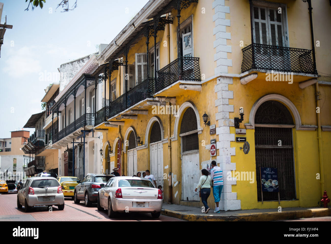 CITTÀ DI PANAMA, Panama: Edifici e architettura coloniale spagnola sulle strade dello storico quartiere casco Viejo (San Felipe) di Panama City, Panama. L'area fu fondata nel XVII secolo dopo che una parte più antica di Panama, Panama Viejo, fu saccheggiata e distrutta. Casco Viejo gode ora di protezione come sito patrimonio dell'umanità dell'UNESCO che impone regole rigorose su come vengono effettuati i lavori di ristrutturazione degli edifici. Foto Stock