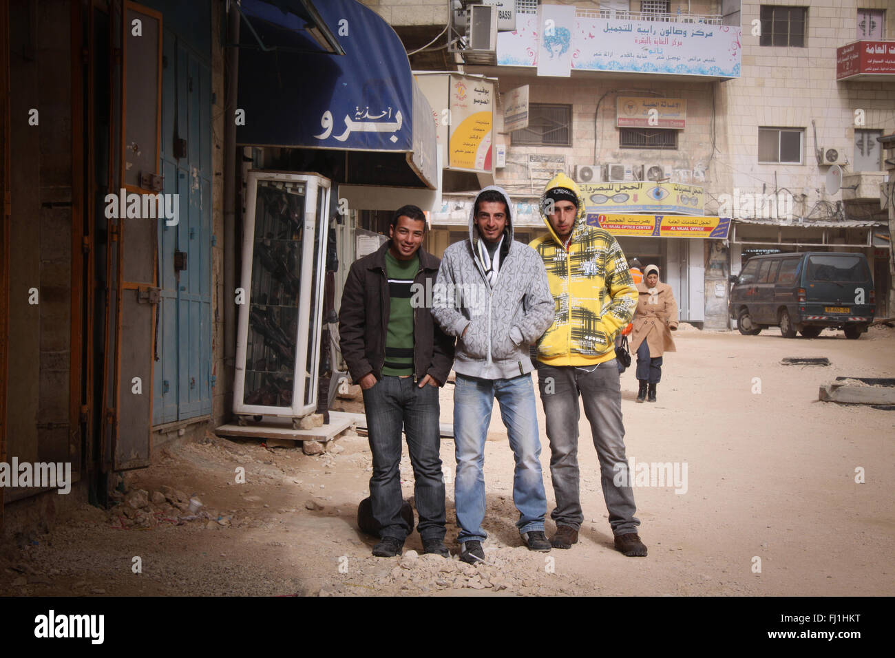Tre giovani palestinesi gli uomini sono in posa per le strade di Ramallah , palestinesi dei Territori occupati Foto Stock