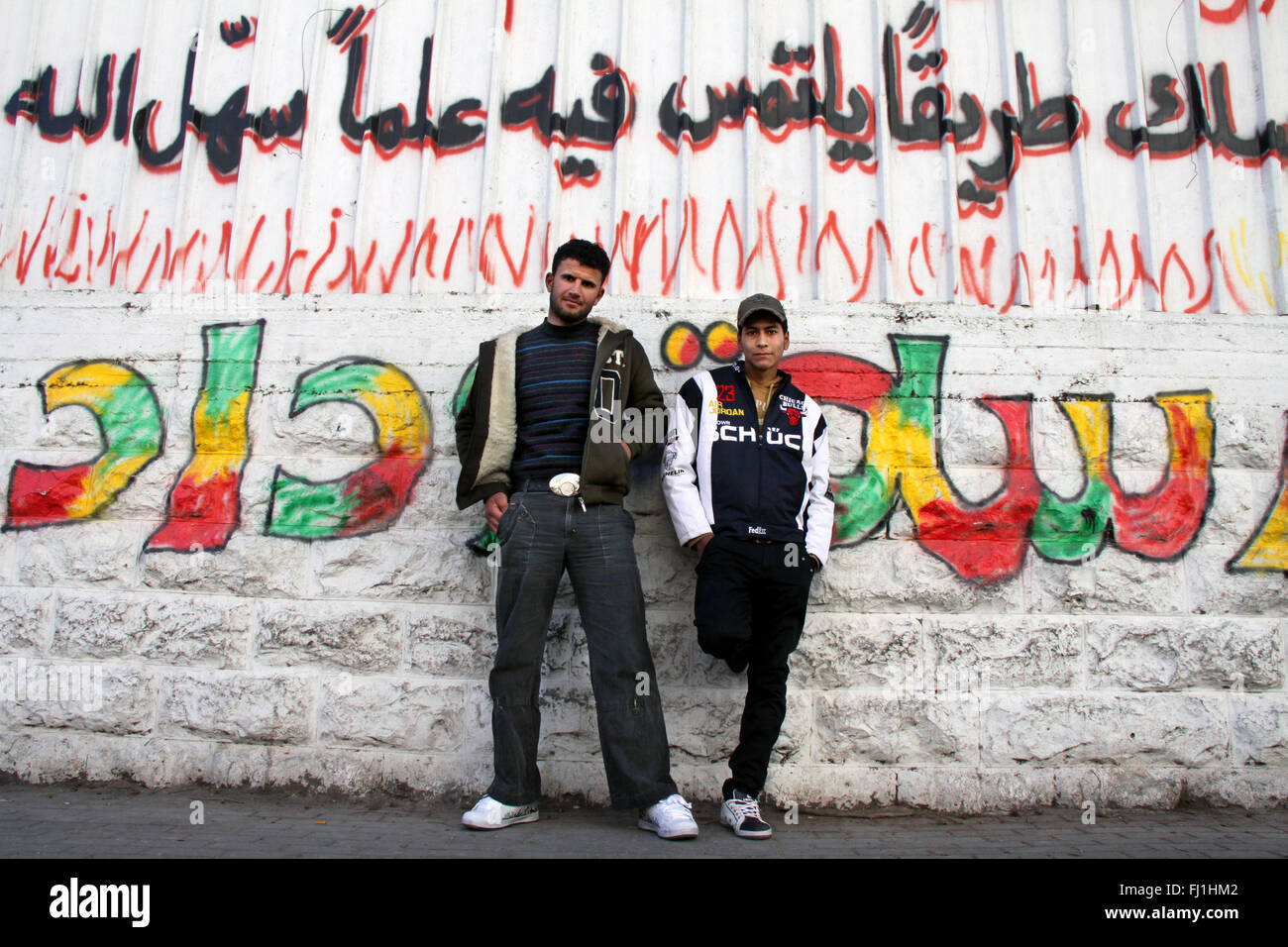 Giovani palestinesi gli uomini sono in posa per le strade di Ramallah , palestinesi dei Territori occupati Foto Stock