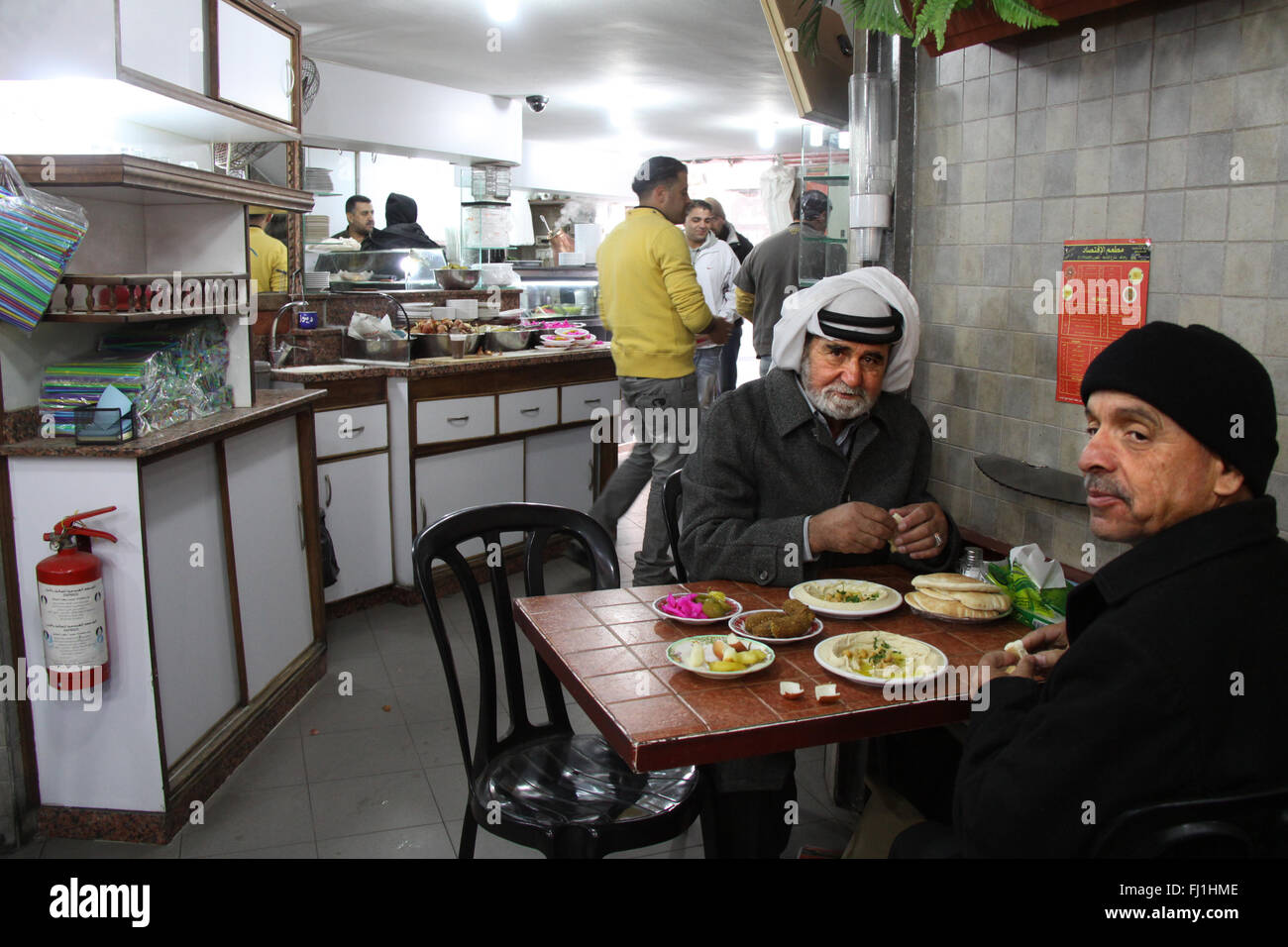 Due uomini di mangiare nel ristorante a Ramallah, Palestina Foto Stock