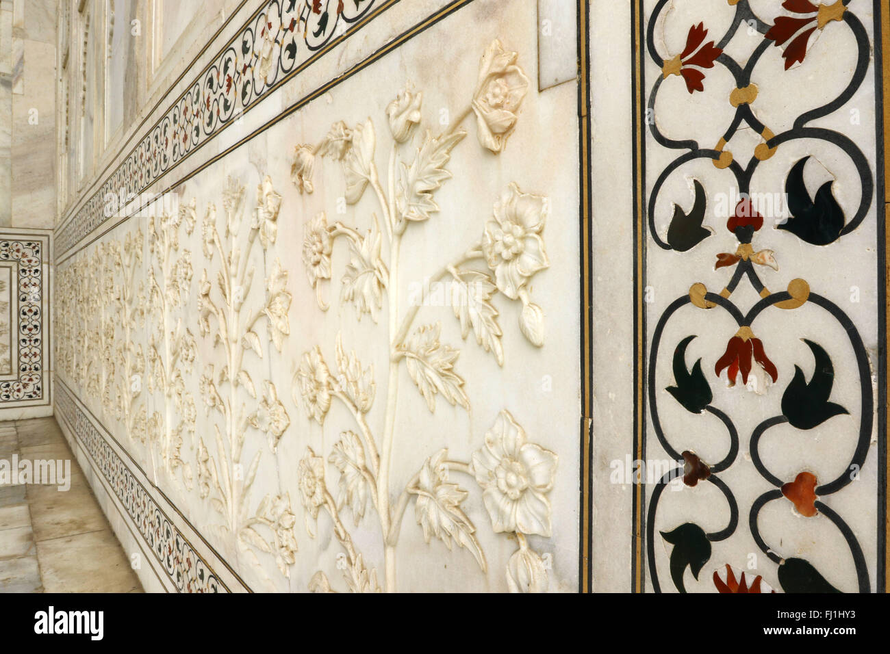 Taj Mahal Marmo Arte Fiori Piante carving sul Taj Mahal piastrelle in marmo Taj Mahal fiore dettaglio, India il 15 febbraio 2016. Foto Stock