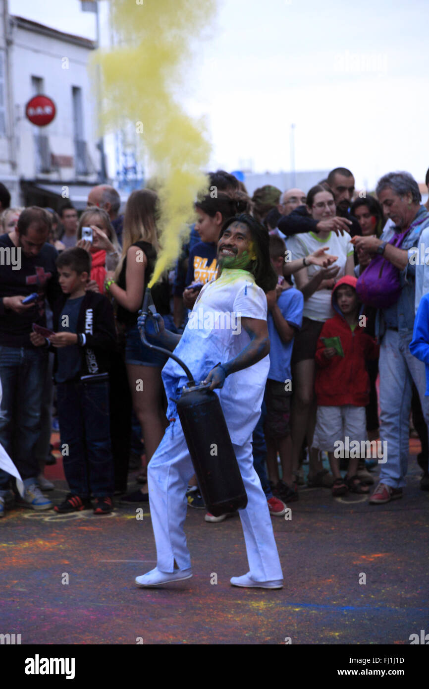 Street Arts Festival. Girovagando ballato 'Il colore del tempo" dalla società Artonik di Marsiglia a Rochefort, Francia Foto Stock