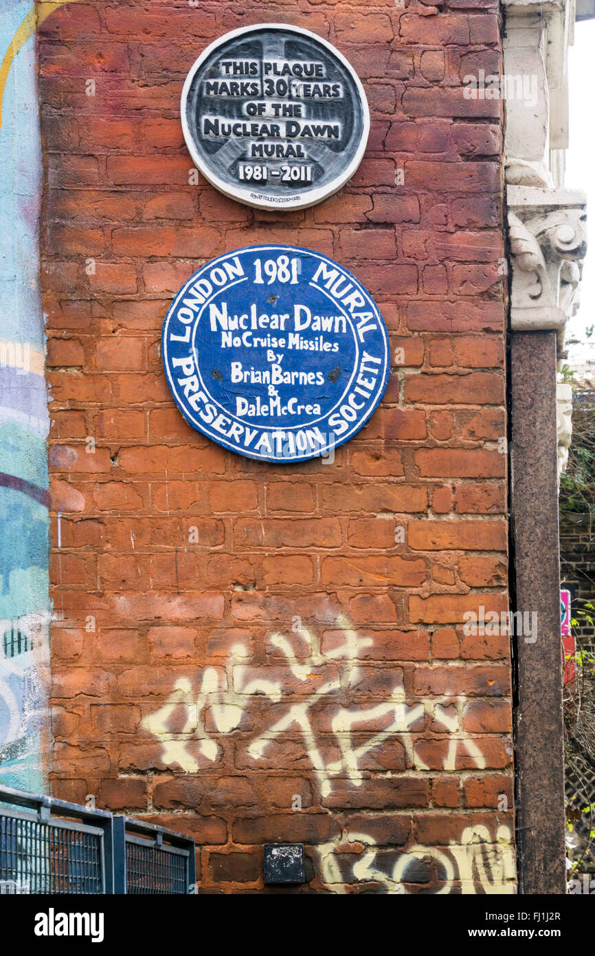 Targhe commemorative accanto all'alba nucleare murale nel Coldharbor Lane, Brixton. Foto Stock