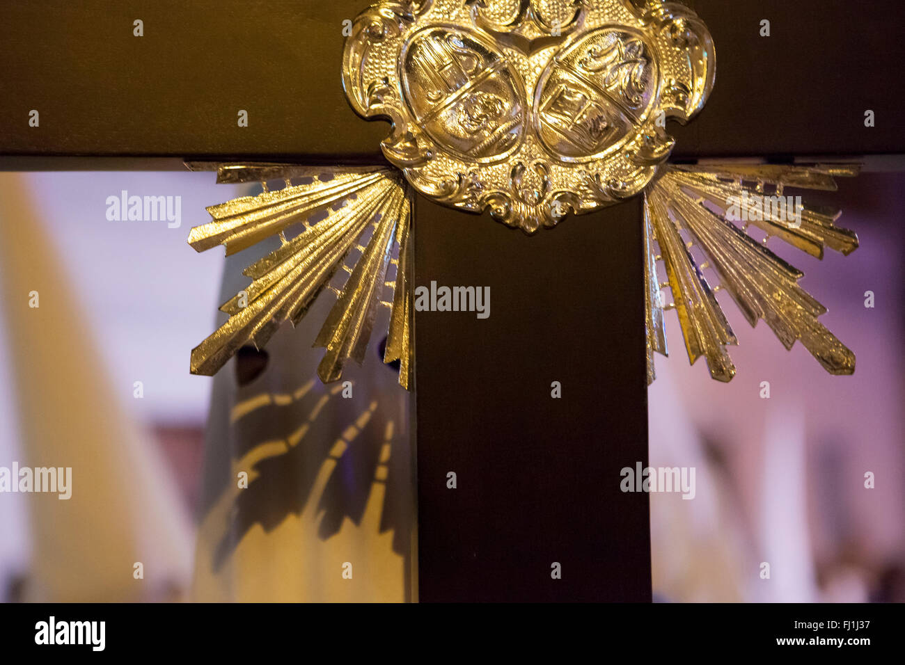 Bearer o nazareno tenendo una croce alla Settimana Santa processione, Spagna Foto Stock