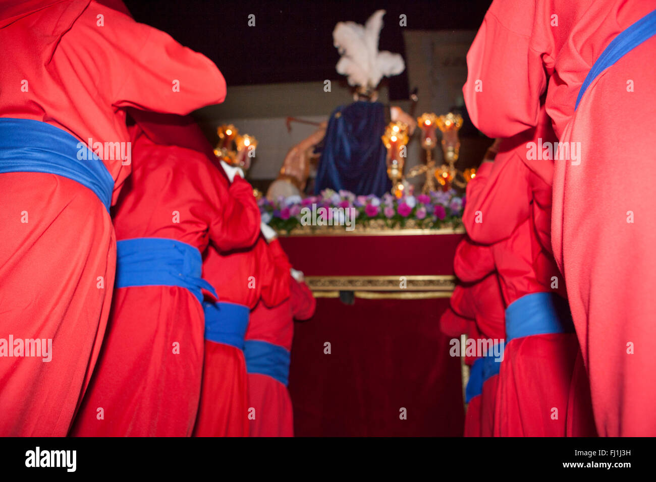 Costaleros portando un galleggiante durante la Settimana Santa processione, Spagna Foto Stock