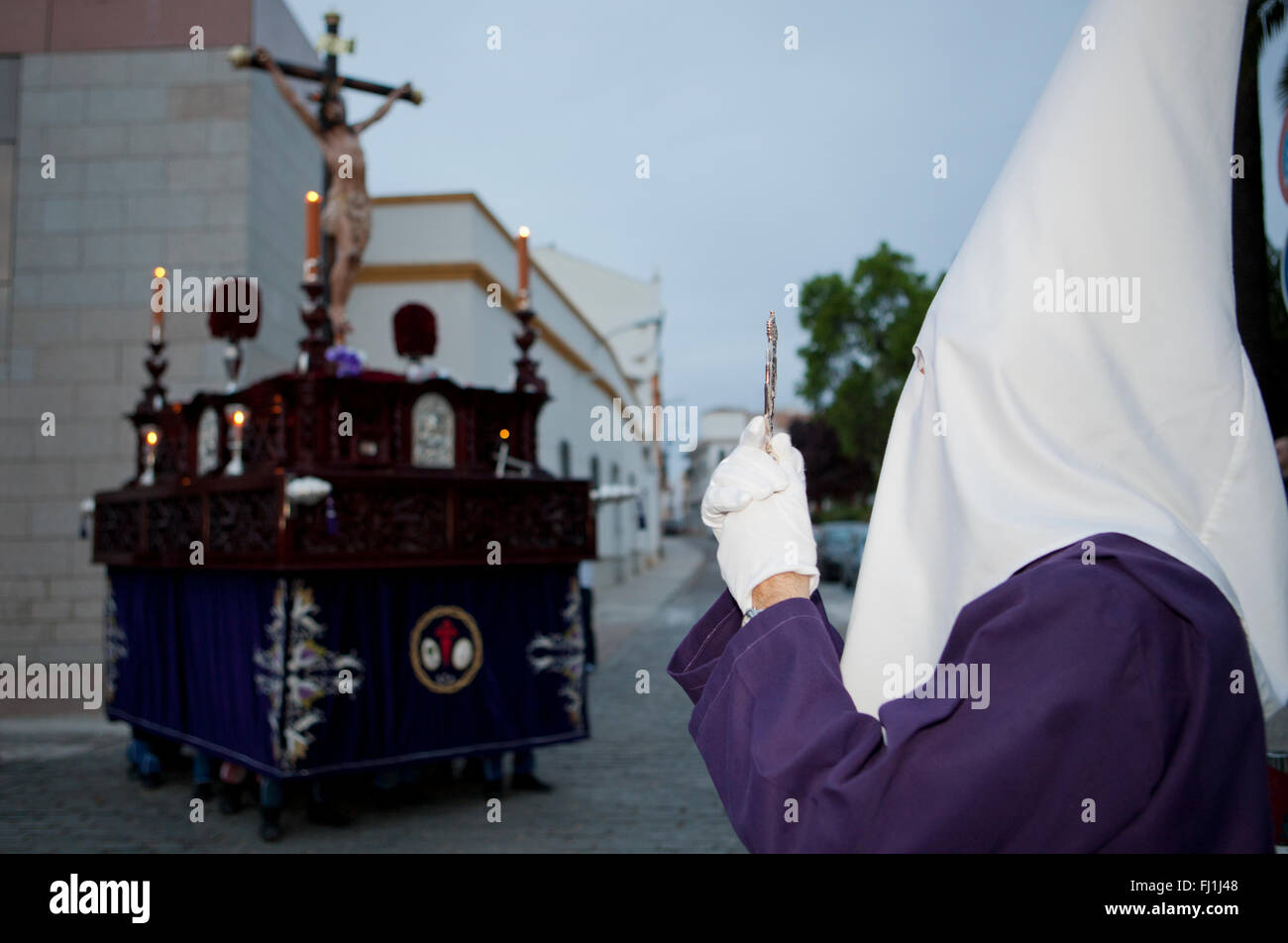 Bearer o nazareno tenendo una croce e la Settimana Santa di flottazione, Spagna Foto Stock