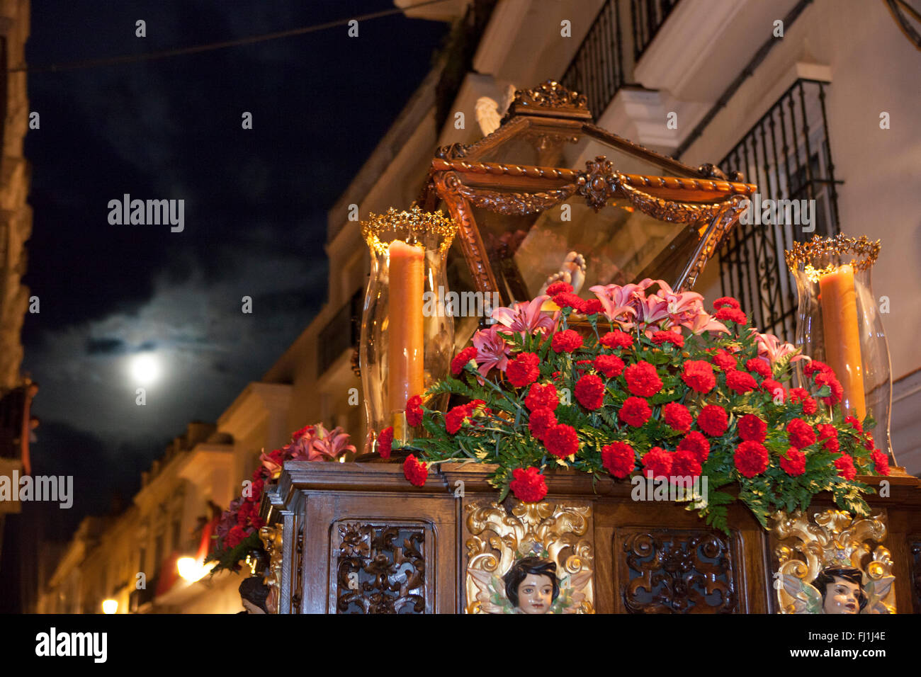 La sacra sepoltura galleggiante con luna, la Settimana Santa, Spagna Foto Stock