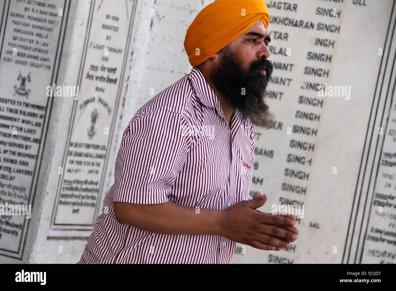 La religione sikh uomo che prega con turbante nel tempio d'oro, Amritsar , India Foto Stock