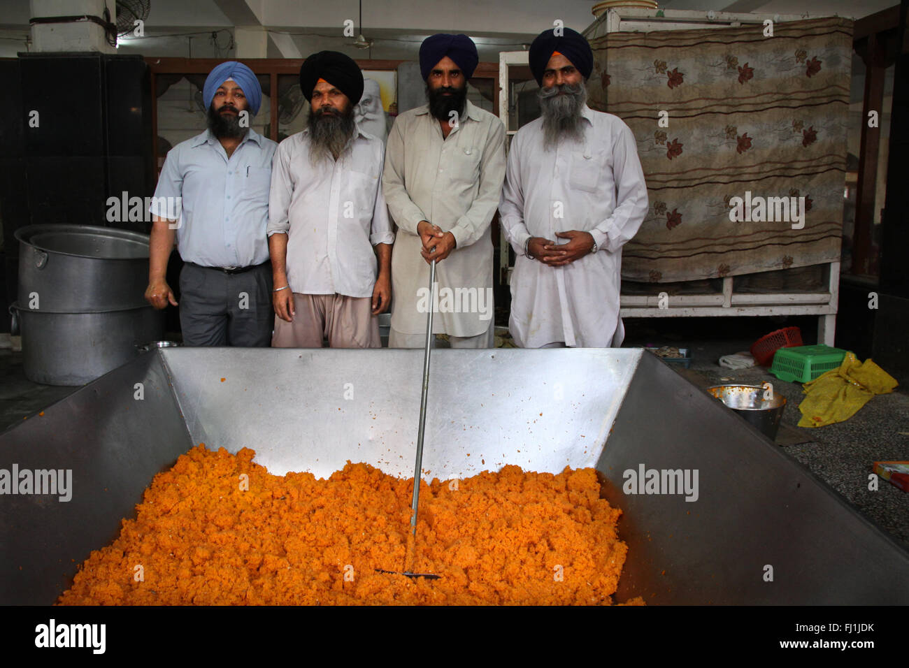 I volontari impegnati nella cucina del tempio d'oro, Amritsar , India Foto Stock