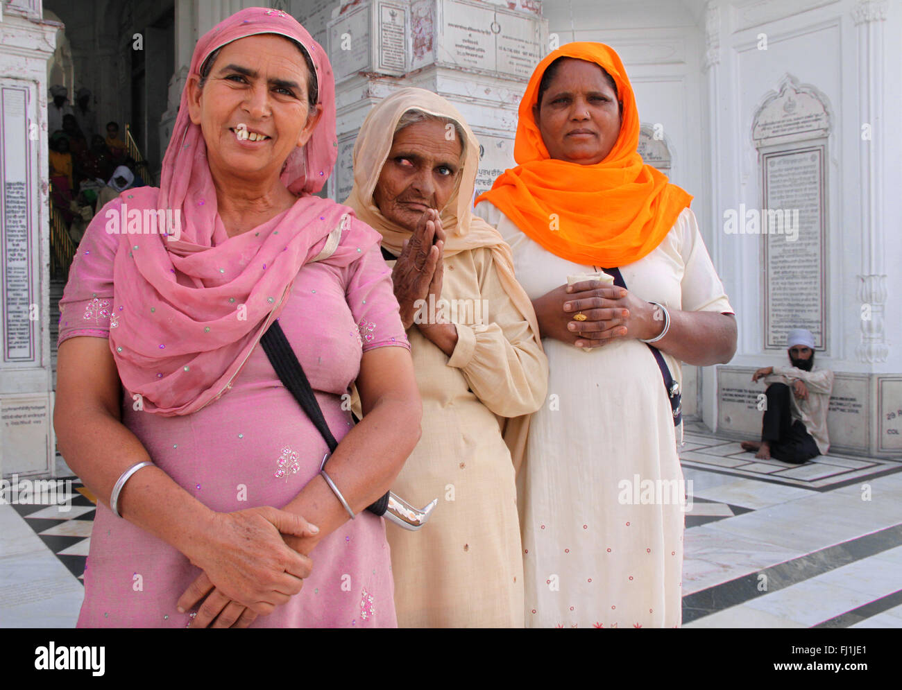 La religione sikh pellegrini pregano presso il Tempio Dorato, Amritsar , India Foto Stock