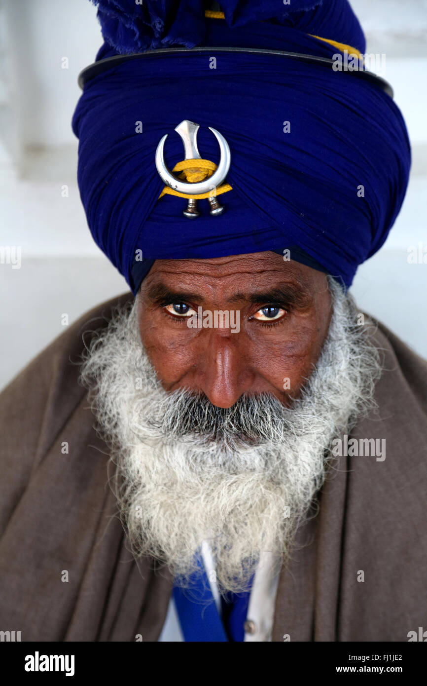 La religione sikh saint uomo nel tempio dorato Harmandir Sahib, Amritsar , Punjab , India Foto Stock