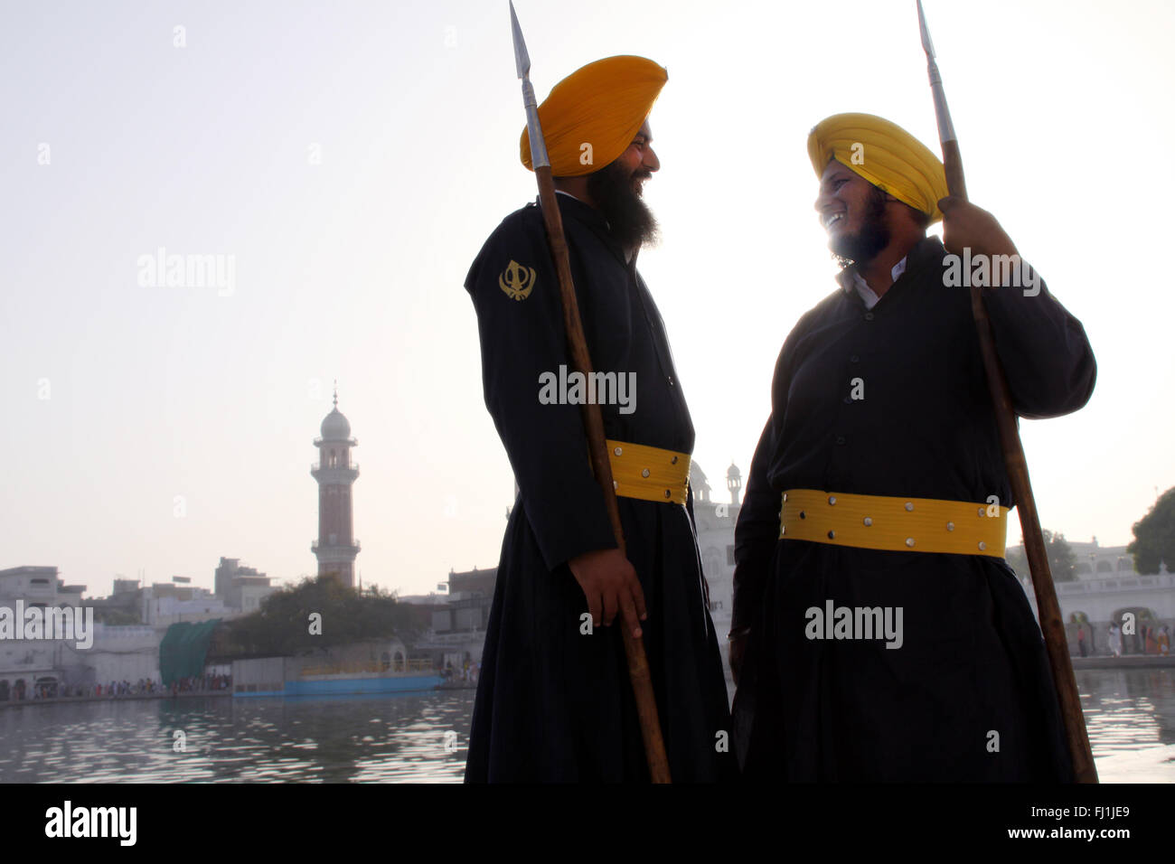 La religione sikh guardie di sicurezza presso il Tempio d'Oro , Amritsar , India Foto Stock